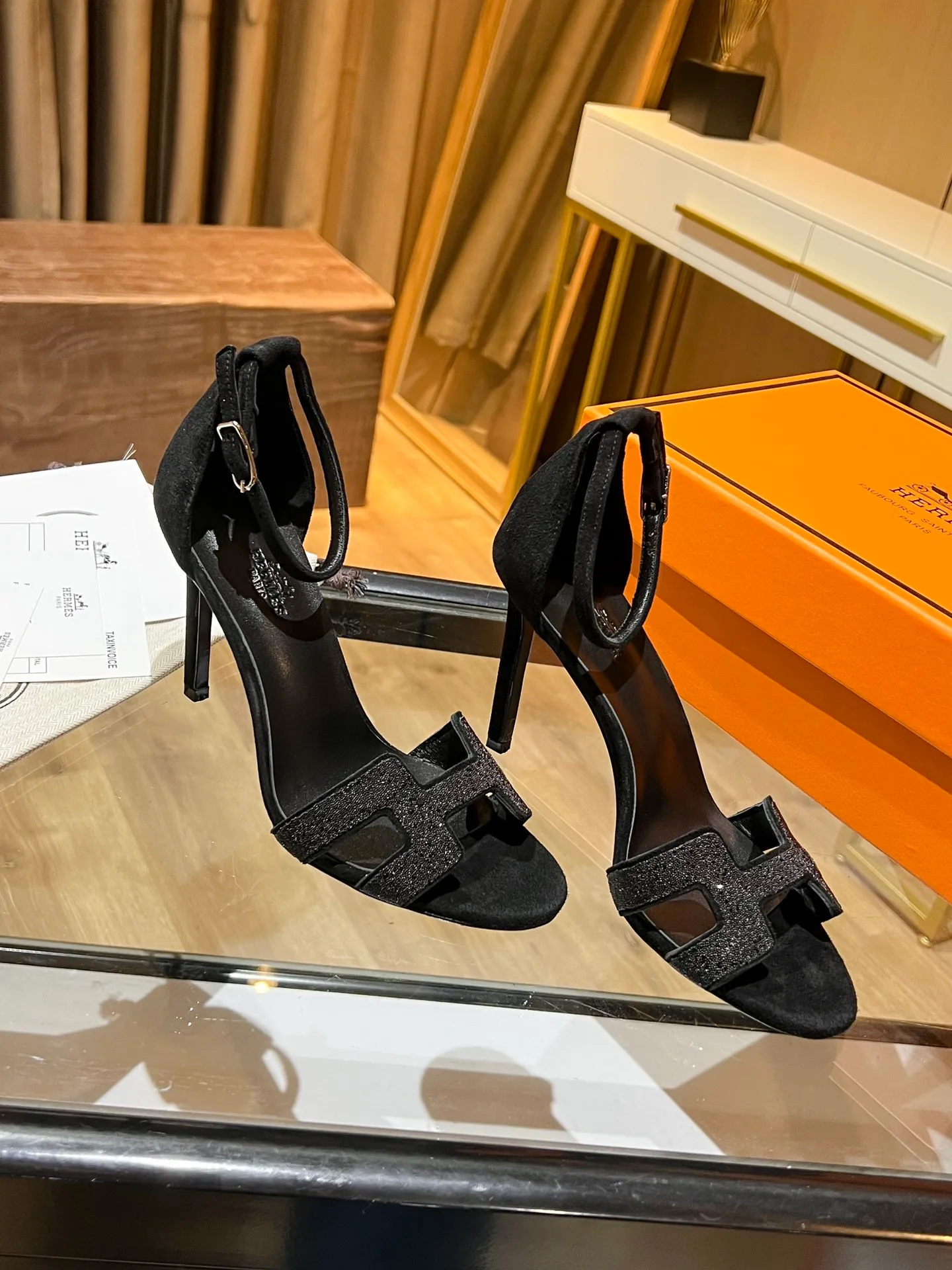 👟👟Ex-factory price 600👟👟 Hermès high-heeled sandals Hermès high-heeled shoes are the simplest, most durable and elegant I have ever seen! ! ! It can hold any style, and the height of 10.5cm is easy to control. Each color has its own unique style. You must buy this one, it is really easy to wear and look good! size: 35-40 (34.40.41 customization is non-returnable and non-exchangeable)